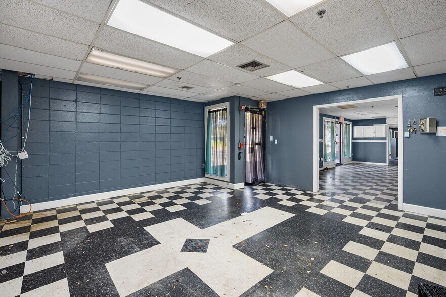 More Photos Of 2120 Collier Ave, Fort Myers Unknown For Lease