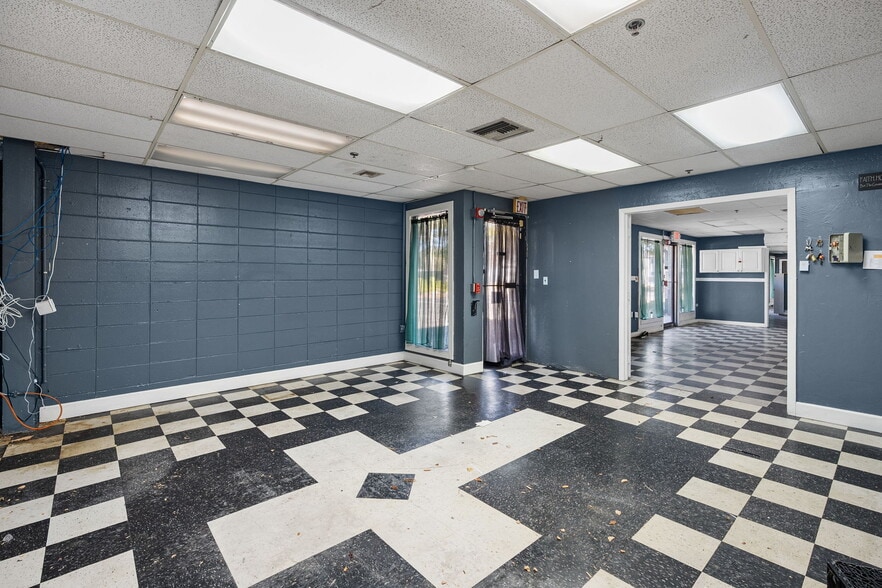 More Photos Of 2120 Collier Ave, Fort Myers Unknown For Lease