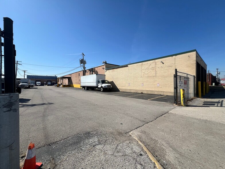 More Photos Of 10433-10435 Seymour Ave, Franklin Park Warehouse For Lease