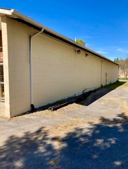 More Photos Of 2121 Roanoke Blvd, Salem Light Distribution For Sale