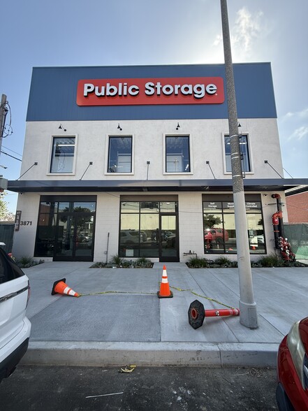 More Photos Of 3873 Grand View Blvd, Los Angeles Self Storage For Lease