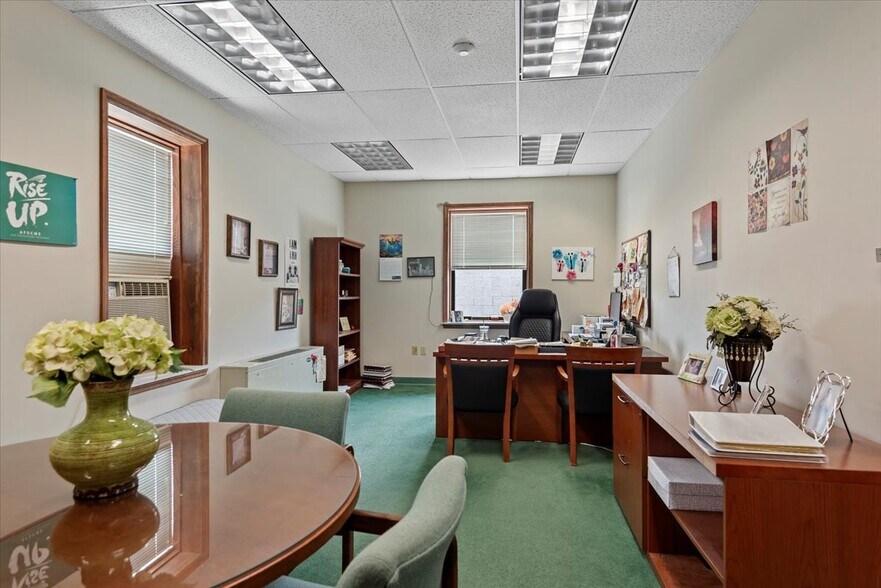 More Photos Of 615 S 2nd St, Springfield Office For Sale