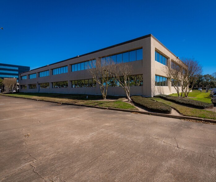 More Photos Of 2222 Bay Area Blvd, Houston Office For Sale