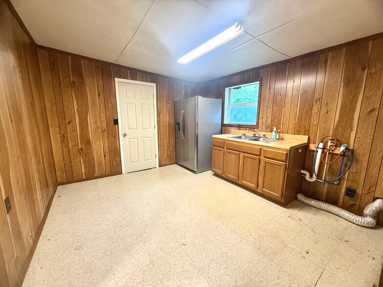More Photos Of 1074 S Main St, Crossville Office For Sale