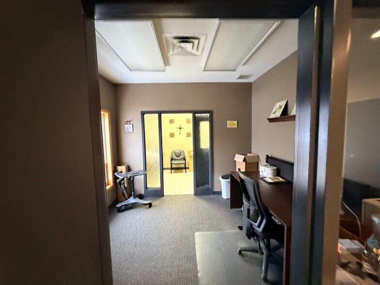 More Photos Of 408 E Washington St, Butler Medical For Lease