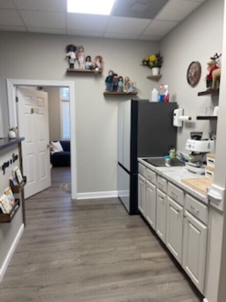 More Photos Of 10224 Hickorywood Hill Ave, Huntersville Office For Sale