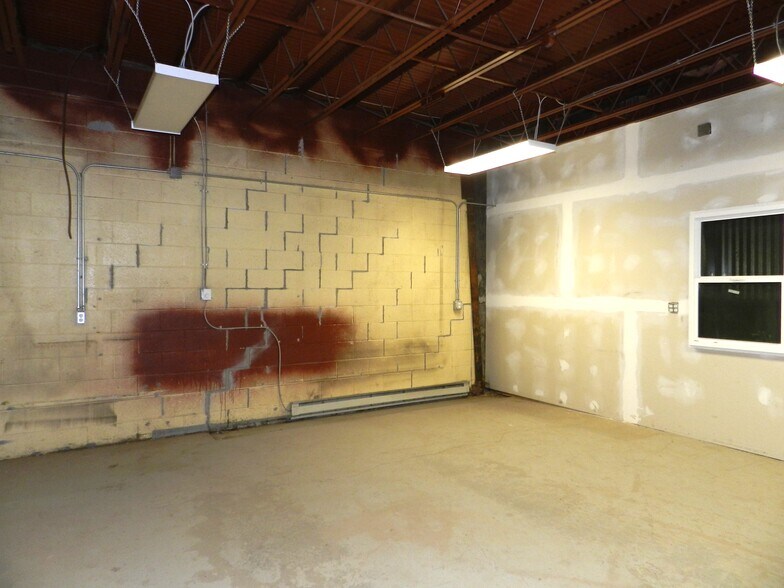 More Photos Of 2520 N River Rd, Olathe Warehouse For Lease