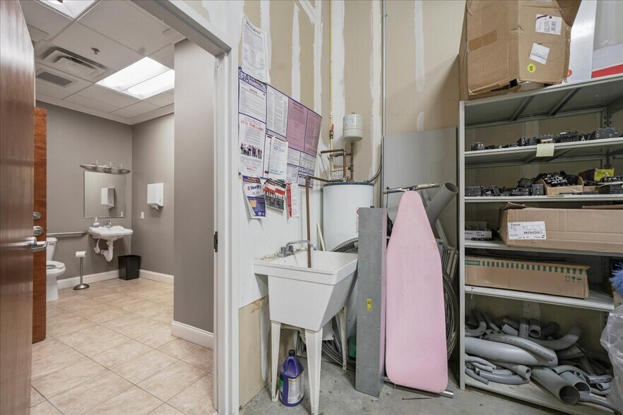 More Photos Of 6535 Shiloh Rd, Alpharetta Light Distribution For Sale