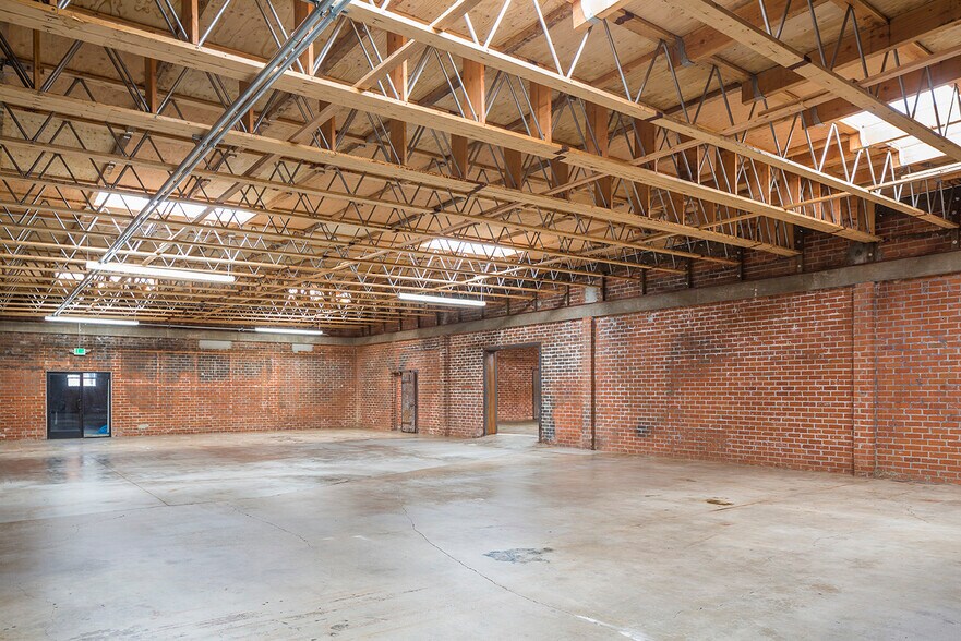 More Photos Of 1458 E 58th Pl, Los Angeles Showroom For Lease