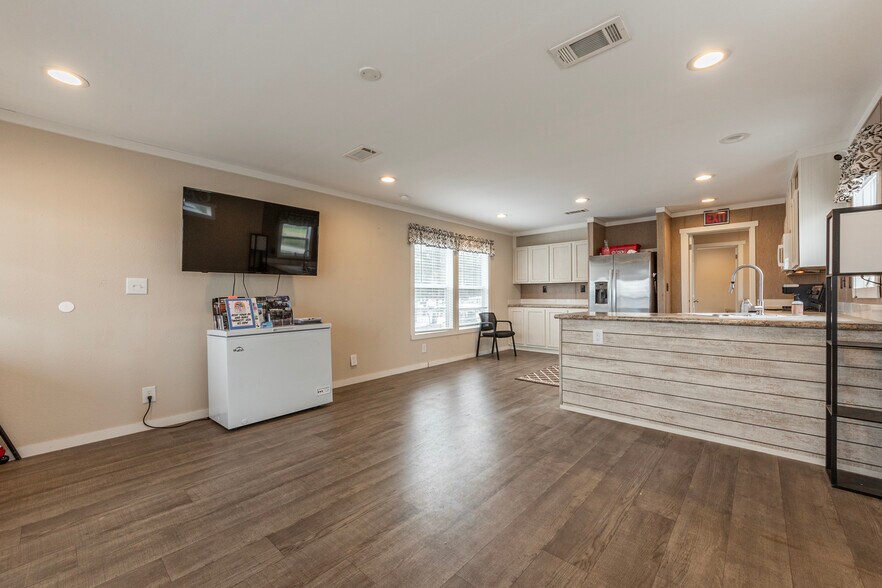 More Photos Of 11400 Thousand Trl, Willis Trailer Camper Park For Sale