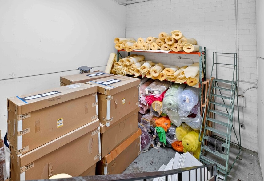 More Photos Of 618 Thompson Ave, Glendale Warehouse For Sale