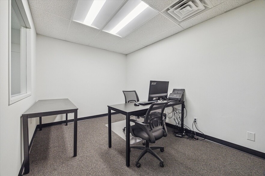 More Photos Of 447 W 38th St, Houston Distribution For Lease