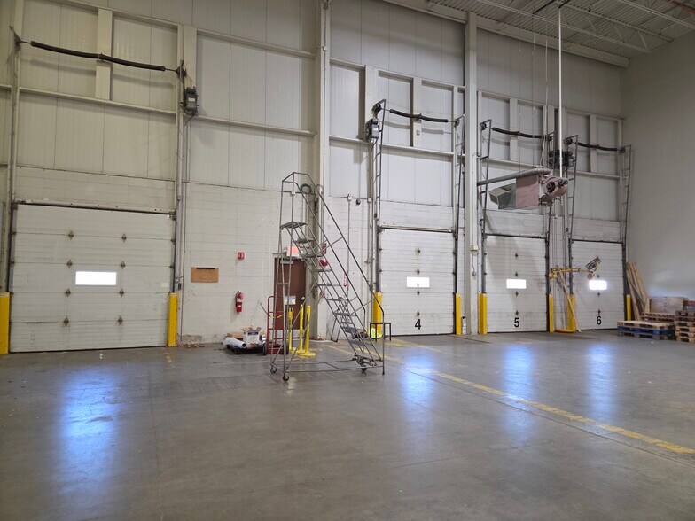 More Photos Of 300 Jubilee Dr, Peabody Manufacturing For Lease