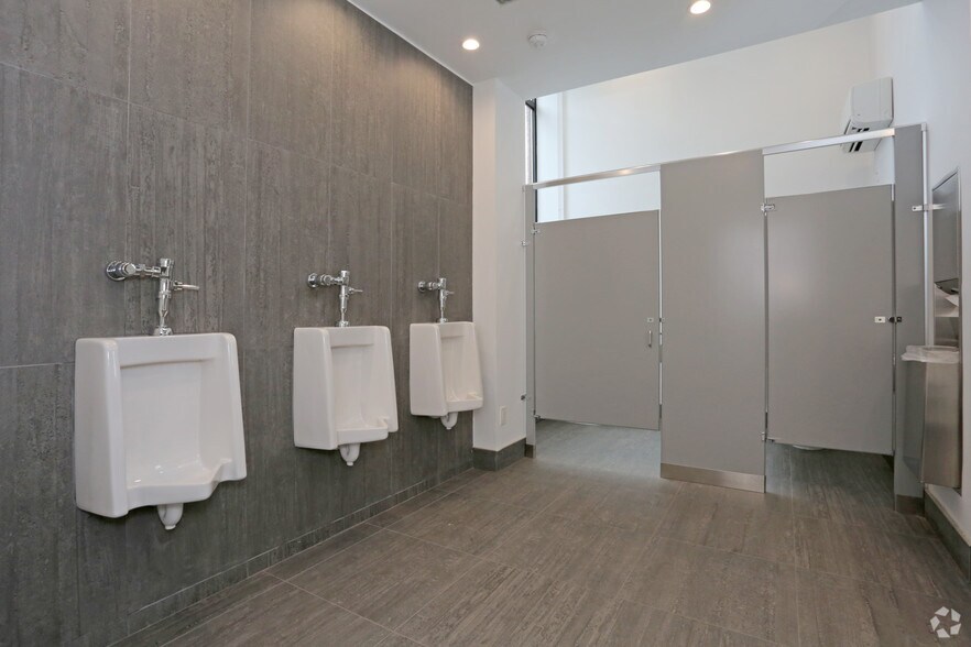 More Photos Of 4825 Metropolitan Ave, Ridgewood Loft Creative Space For Lease