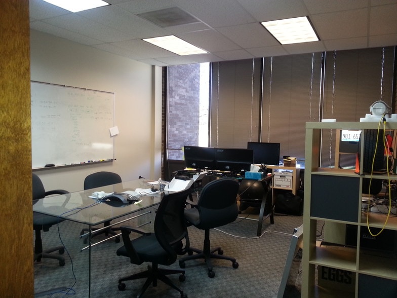 More Photos Of 225 N Arlington Heights Rd, Elk Grove Village Light Distribution For Lease