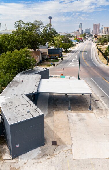 More Photos Of 1802 E Commerce St, San Antonio Auto Repair For Lease
