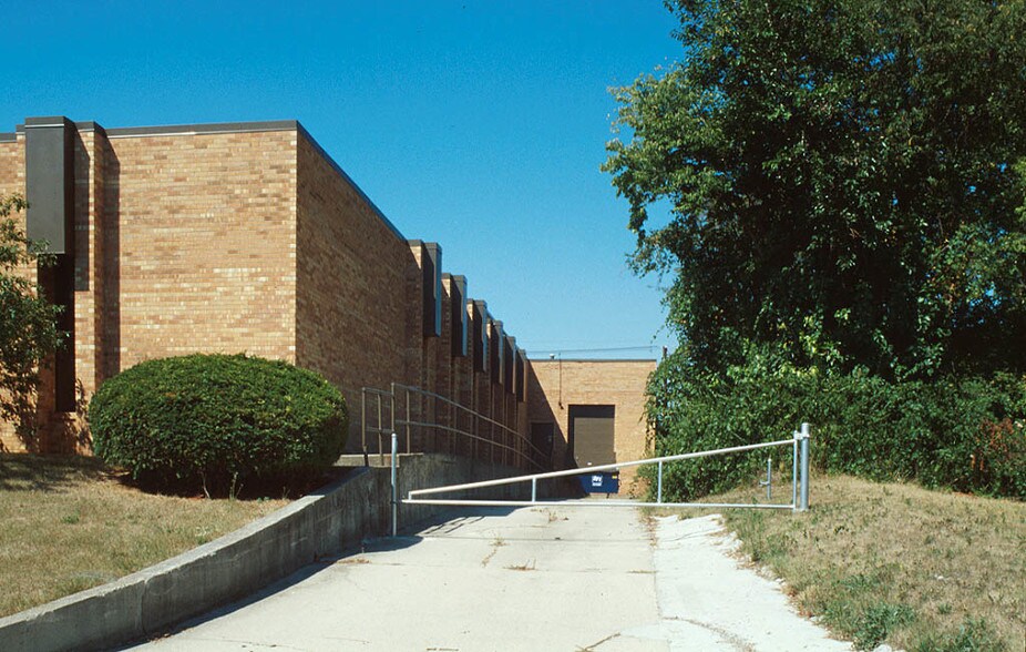 More Photos Of 4760 N Kingsway Dr, Indianapolis Flex For Lease