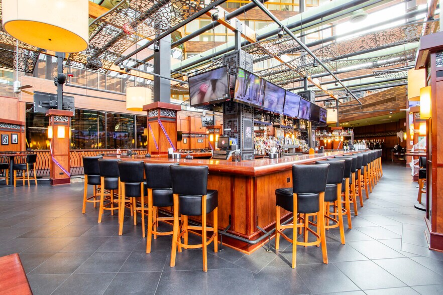 More Photos Of 500 Holiday Plaza Dr, Matteson Hotel For Sale
