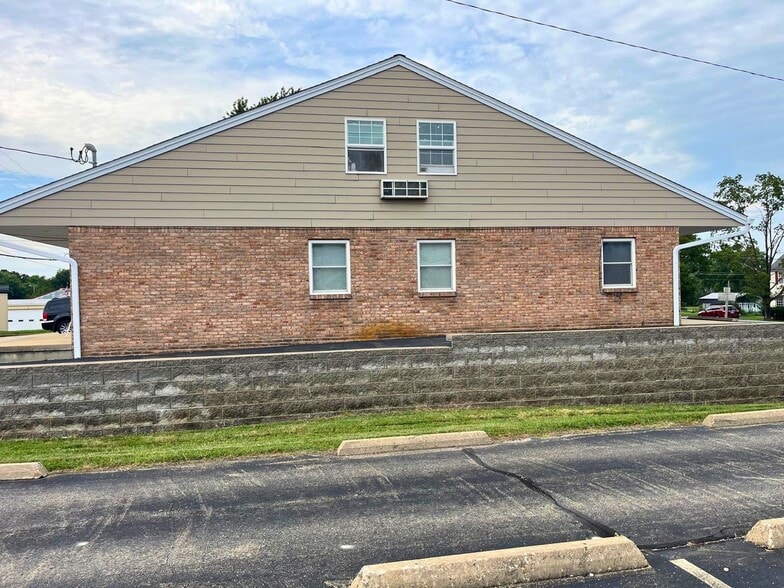 More Photos Of 1013 Cedar St, Bismarck Storefront For Sale