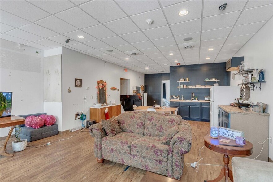 More Photos Of 24 Monroe St, Ellicottville Bar For Sale