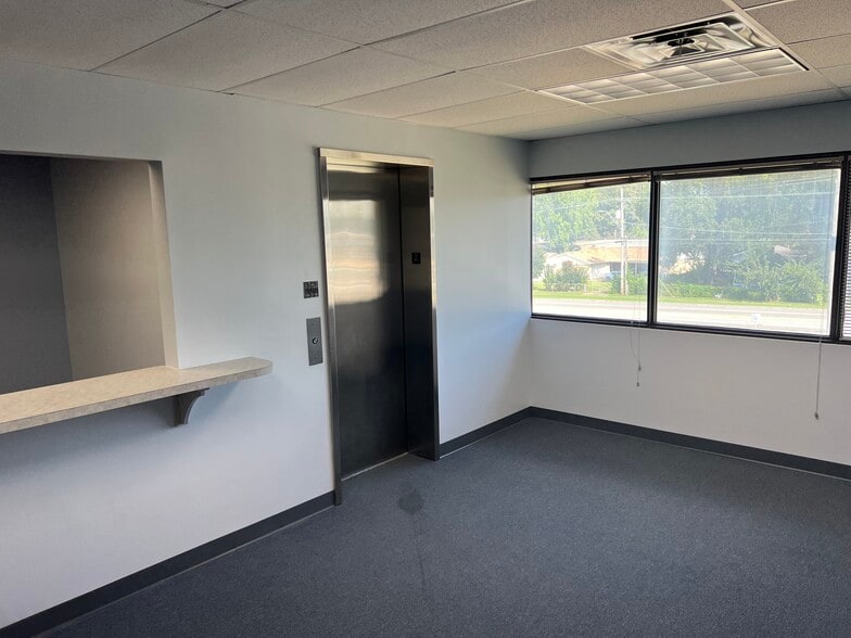 More Photos Of 1800 S Elm Pl, Broken Arrow Bank For Lease