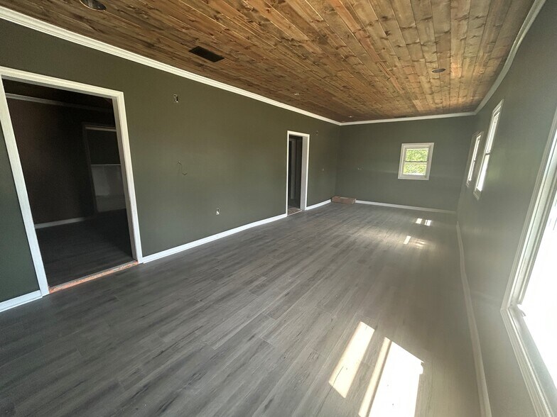 More Photos Of 237 E Main St, Yadkinville Freestanding For Lease