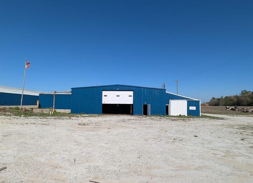 More Photos Of 8727 Arenzville Rd, Beardstown Warehouse For Sale