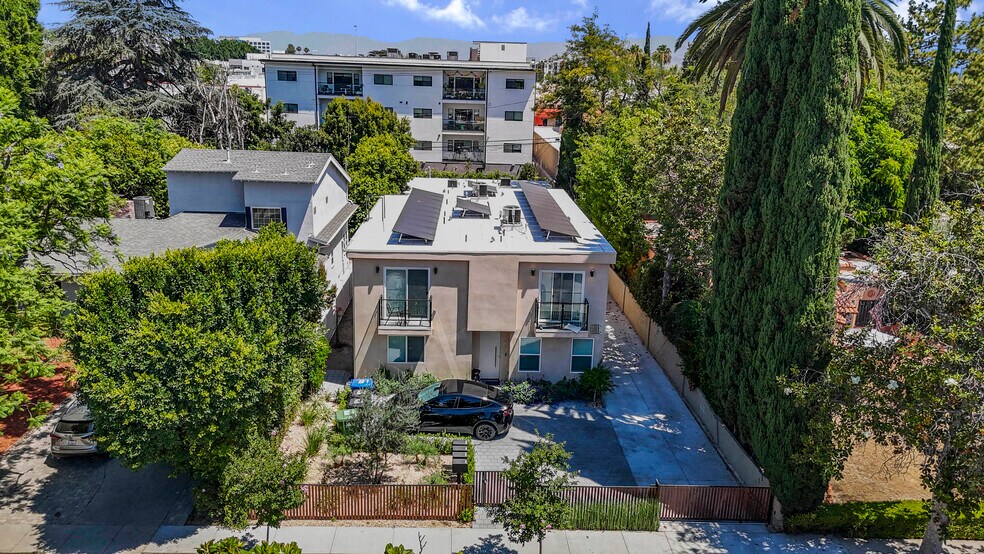 Primary Photo Of 11025 Blix St, North Hollywood Apartments For Sale