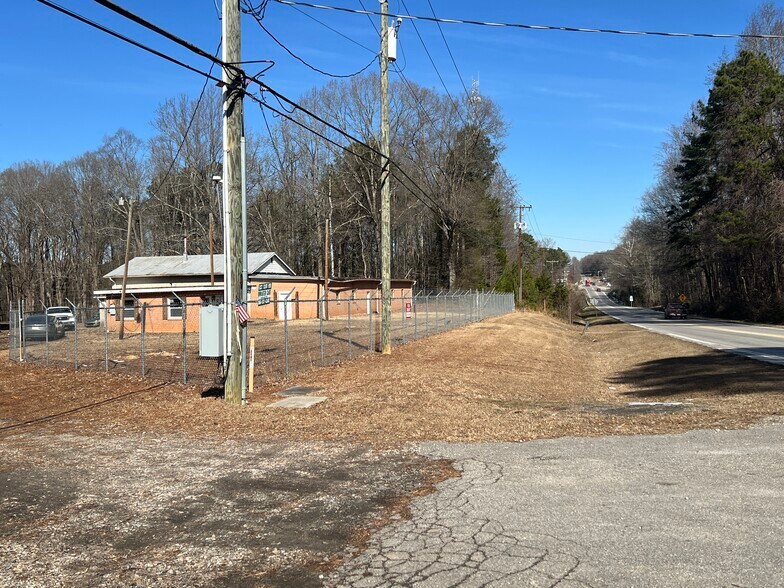 More Photos Of 615 Highway 321 Byp, York Flex For Lease