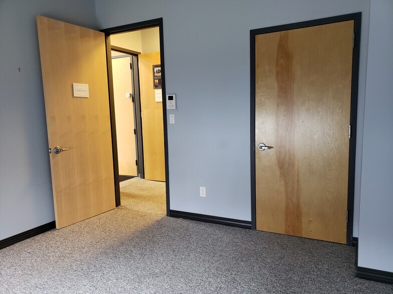 More Photos Of 51 Charles St, Mineola Office For Lease