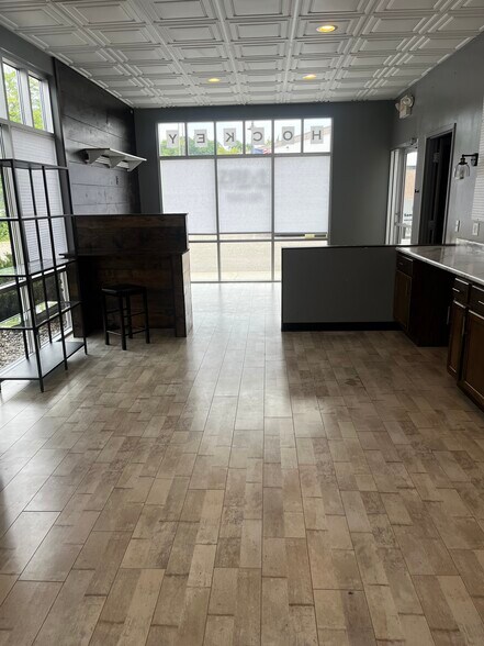 More Photos Of 5401-5439 Shoreline Dr, Mound Unknown For Lease