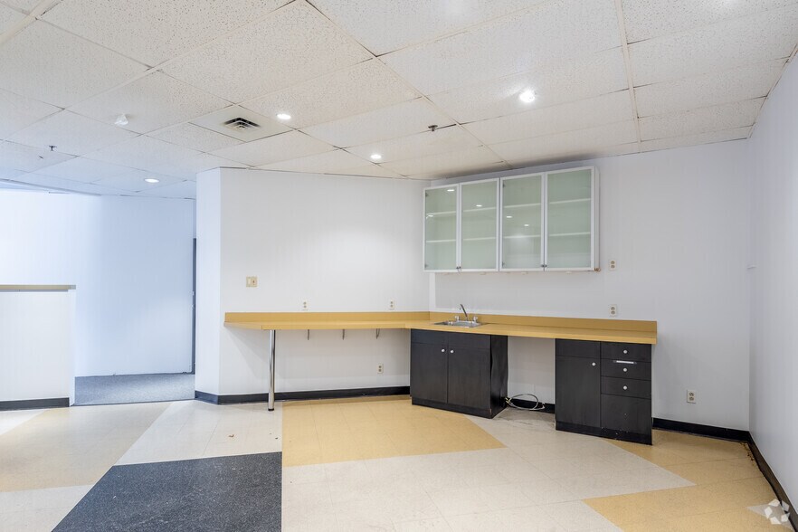 More Photos Of 32 Rue Saint-Charles, Longueuil Office For Lease