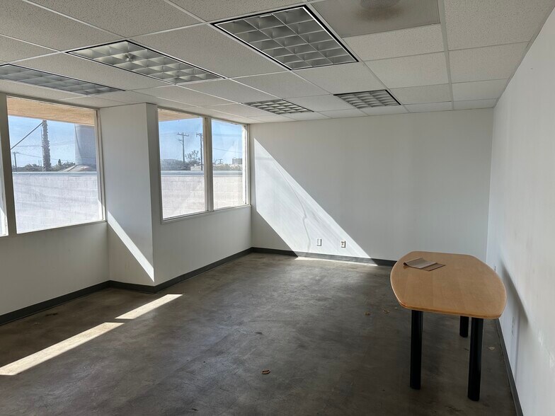 More Photos Of 1104-1106 E 17th St, Santa Ana General Retail For Lease