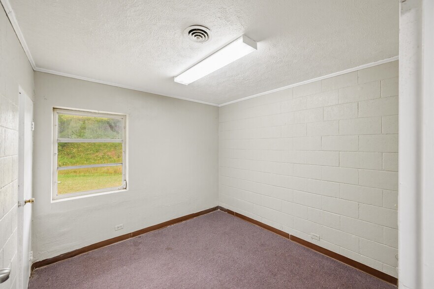 More Photos Of 105 Kentucky Ave S, Parsons Light Distribution For Sale
