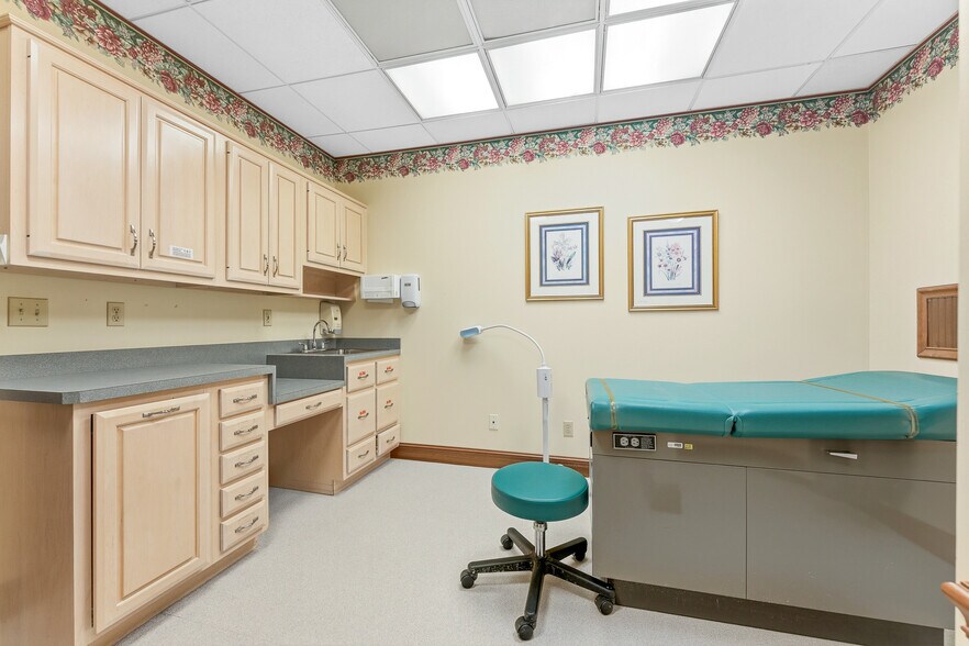 More Photos Of 1703 Locust Ave, Fairmont Medical For Sale