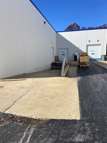 More Photos Of 1585 Beverly Ct, Aurora Warehouse For Lease