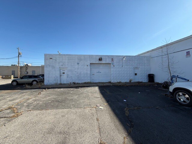 More Photos Of 5811 S Owasso Ave, Tulsa Warehouse For Lease