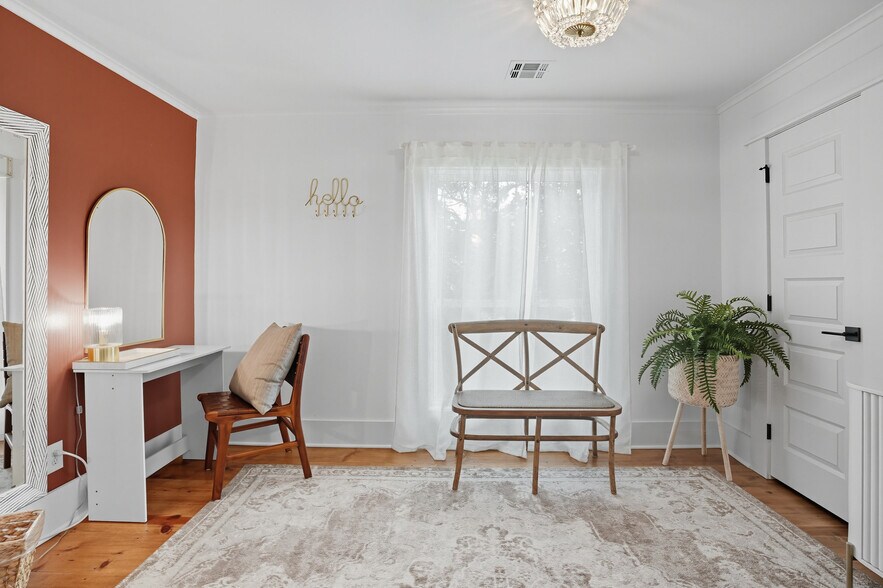 More Photos Of 924 S Main St, Broken Arrow Showroom For Sale