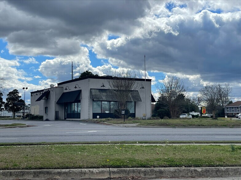 More Photos Of 1001 S Memorial Dr, Greenville Restaurant For Lease
