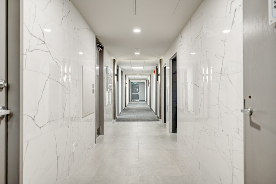 More Photos Of 1435 Boul Saint-Martin O, Laval Office For Lease