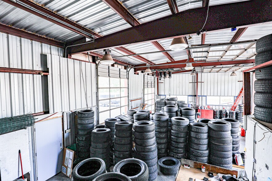 More Photos Of 430 US-62 E, Eddyville Auto Repair For Sale