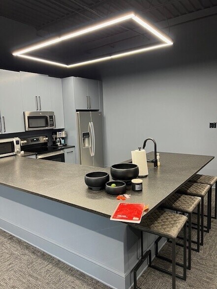 More Photos Of 3119 Interstate 30, Mesquite Showroom For Sale