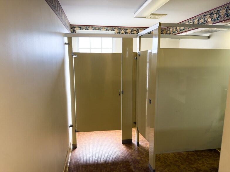 More Photos Of 634 Main St, Forest Park Flex For Sale