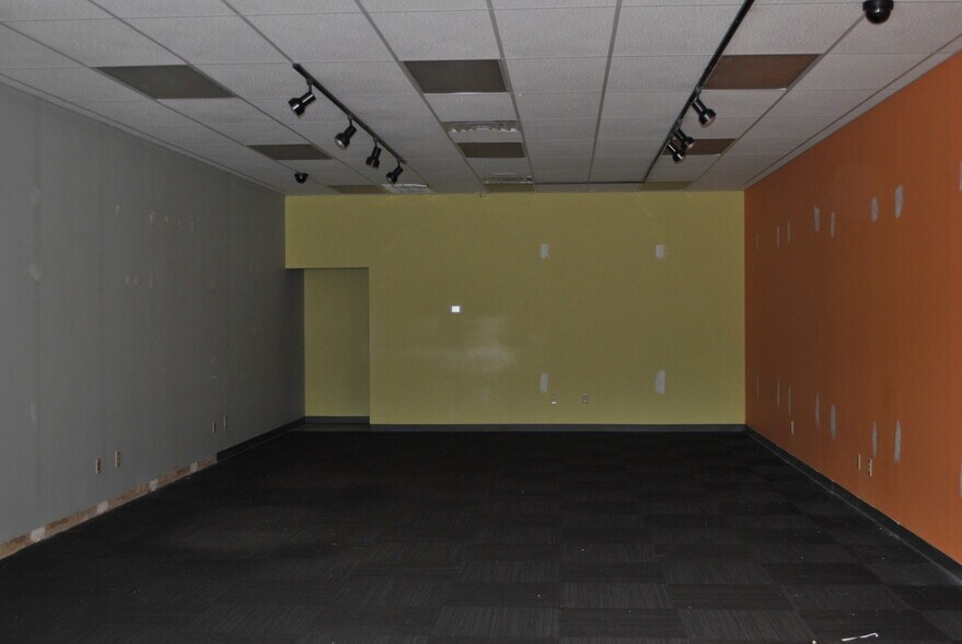 More Photos Of 2095-2103 S Highland Ave, Jackson Storefront Retail Office For Lease