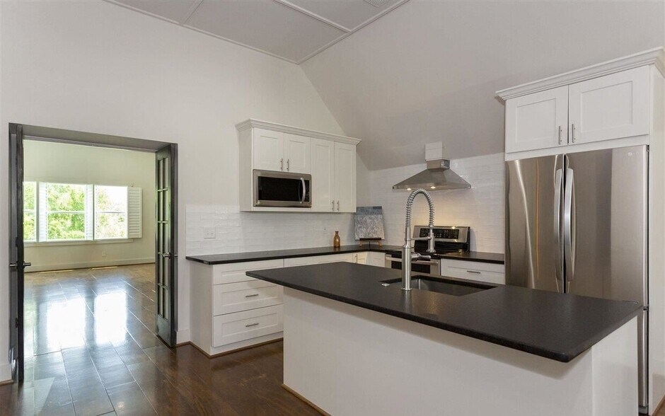 More Photos Of 911 Creekside Ct, Helena Storefront Retail Residential For Sale