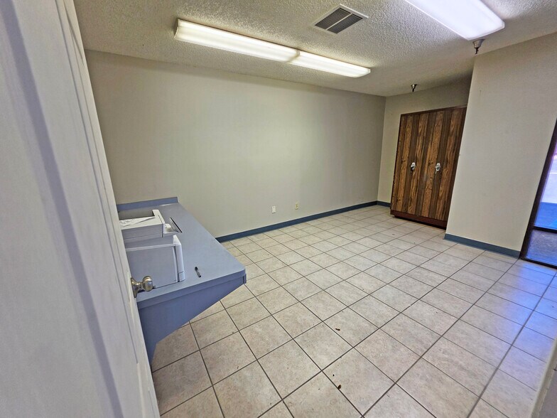 More Photos Of 4960 E Yale Ave, Fresno Warehouse For Sale
