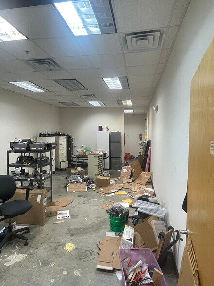 More Photos Of 837 Oakton St, Elk Grove Village Warehouse For Lease