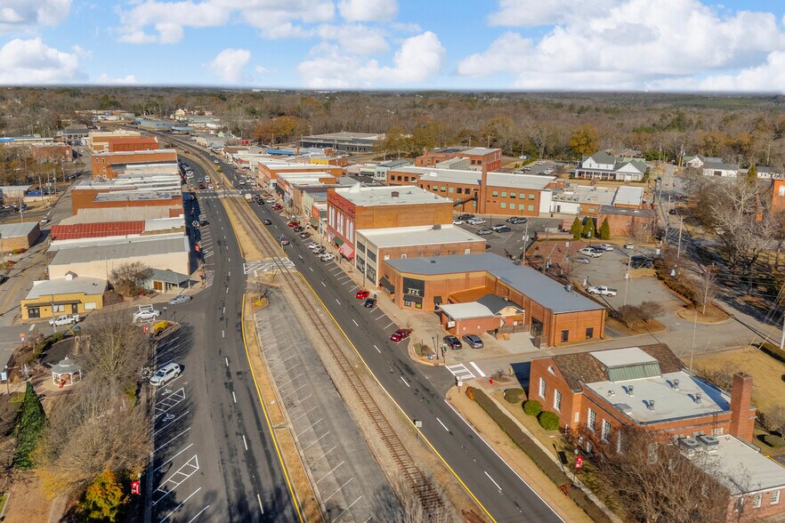 More Photos Of 1642 S Broad St, Commerce General Retail For Lease