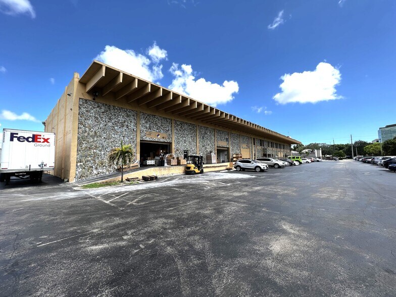 More Photos Of 6245 N Powerline Rd, Fort Lauderdale Light Distribution For Lease