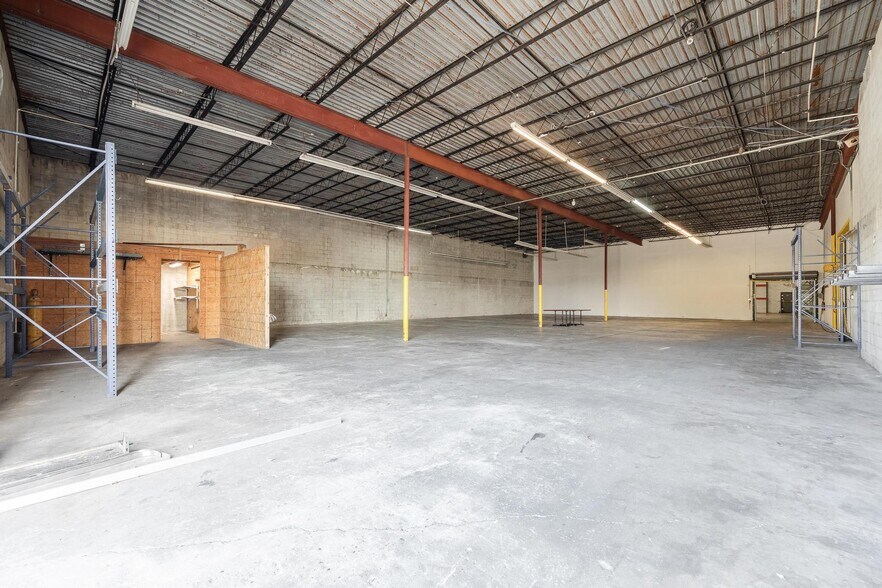 More Photos Of 2546-2578 Fowler St, Fort Myers Warehouse For Lease